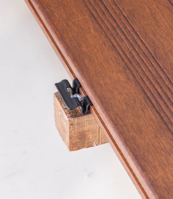 Zwarte montageclips met schroef voor bamboe gevel- en vloerplanken